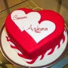 Özel yapım 7 kişilik kırmızı kalp şeklinde yaş pasta
