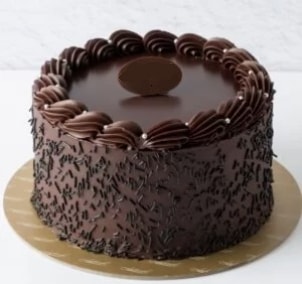 4 ile 6 kişilik kişilik Klasik sade çikolatalı yaş pasta Doğum günü pastası